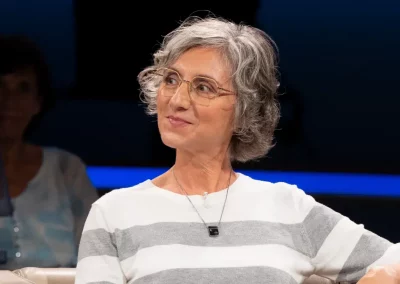 Brustbild von Manuela Hüttner als Gast im Studio beim Nachtcafé des SWR am 4.7.2025