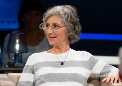 Brustbild von Manuela Hüttner als Gast im Studio beim Nachtcafé des SWR am 4.7.2025
