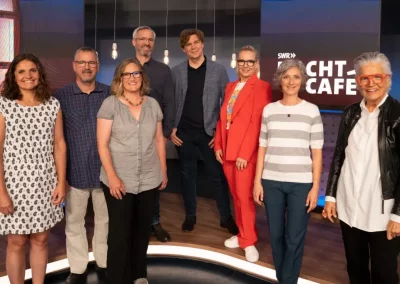 Gruppenbild der 7 Gäste im SWR Nachtcafé vom 4.7.2025 u.a. mit Manuela Hüttner und Michael Steinbrecher